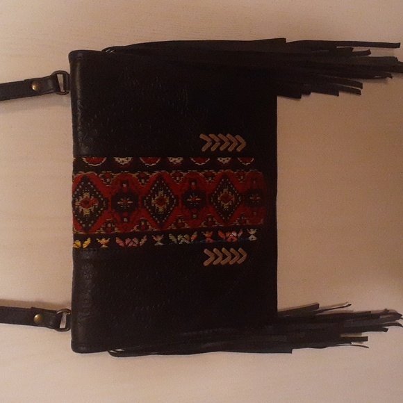 black fringe leather tribal shoulder bag. - Picture 2 of 4